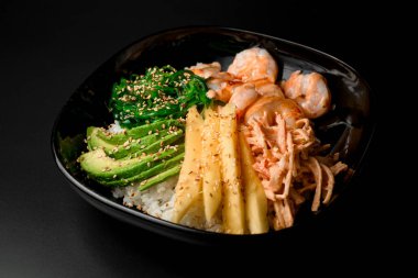 Bu karışık salatanın çeşitli lezzetlerinin tadını çıkarın, soyulmuş karides, nori yosunu, susam tohumu, taze mürekkep balığı ve tatlı mango karışımı ferahlatıcı bir elbise içinde..