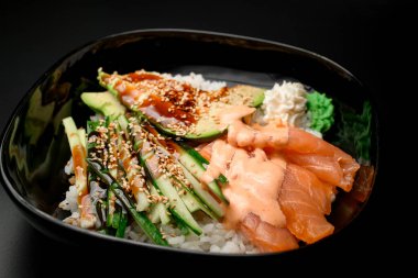 Özel bir bakış açısı, karışık bir salatanın karışık detaylarını gözler önüne seriyor. Pirinç, balık, Philadelphia peyniri, yeşillik ve biraz wasabi, çözünmüş suşi lezzetlerini ön plana çıkarıyor..