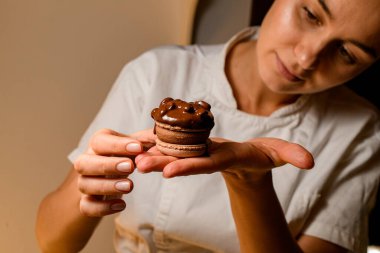 Makarna, beyaz tişörtte uzman elleri ile yapılır. Makaronlu açık kahverengi çikolata kreması.