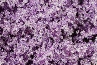 Yumuşak leylak, leylak, yumuşak lavanta, lavanta, yumuşak mor, mor ve erik renginde tatlı ve lezzetli badem unundan yapılmış badem şekeri karışımı.