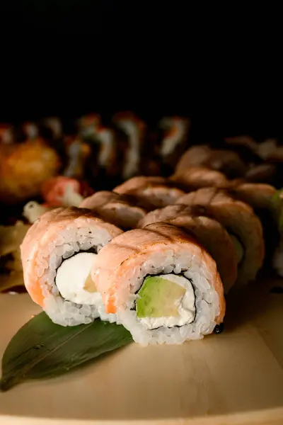 Bucurați Amestec Încântător Arome Aceste Rulouri Sushi Unde Somonul Copt Fotografie de stoc