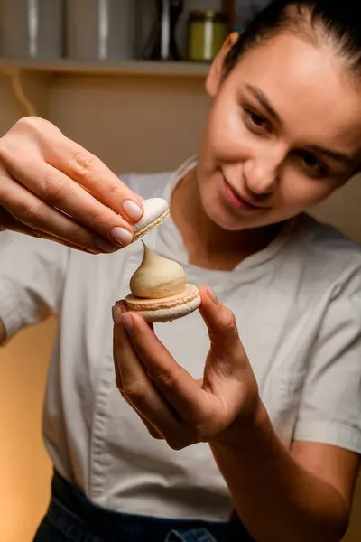 Chef Top Bianco Shirt Macaron Nelle Sue Mani Deliziosi Dolci Fotografia Stock