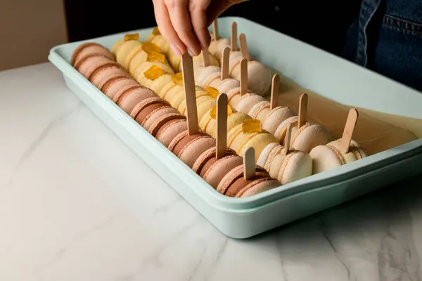 Mãos Hábeis Especialista Culinária Faz Macaron Recipiente Plástico Azul Uma Imagem De Stock