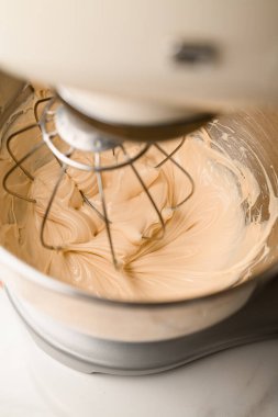 Big mikser, badem kurabiyesi ve dekorasyon için havadar protein kremi çırptı. Krem şanti doldurma süreci