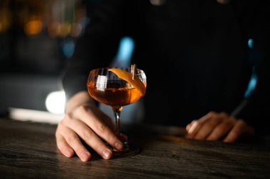 Benzersiz bir yetenek ekleyerek, küçük bir mandal nazikçe meyve suyuna bir portakal kabuğu yerleştirir ve görsel olarak çekici ve lezzetli bir deneyim yaratır..