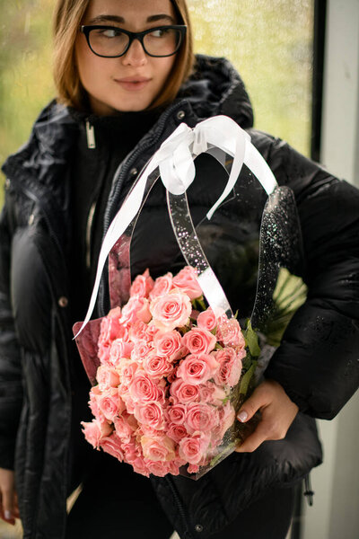 Focus Huge Bouquet Pink Roses Transparent Gift Bag Hands Smiling Royalty Free Stock Images
