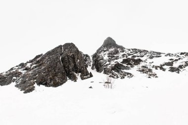 İki yüksek kayalık arasında kar, profesyonel kayakçıların aşırı inişlerinin üstesinden gelmek için bir araya geldi.