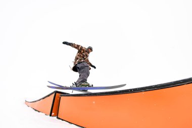 Zarafet, kayakçının ustalığı, dengeleme ve meydan okuyucu duvar sürüşü numaralarını sergilemesiyle ortaya çıkar..