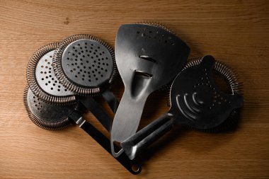 Hawthorn süzgeçleri ve süzgeçleri yakın plan ahşap bir yüzey üzerinde bir fan şeklinde uzanır.