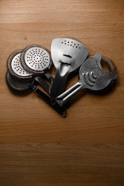 Barmen için profesyonel Hawthorn Steins seti ve ahşap tezgahta kokteyl yapmak için süzgeç seti.