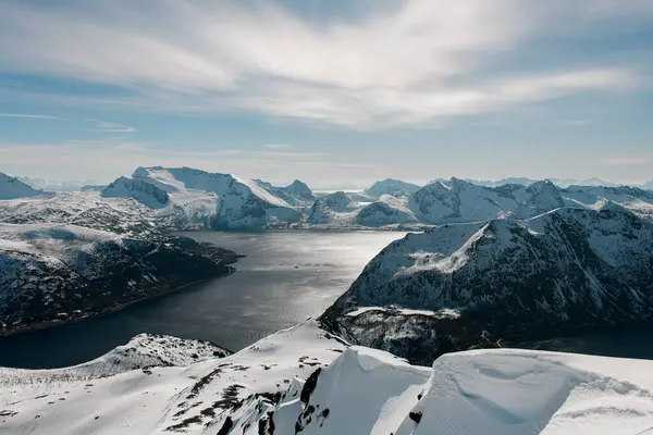 Fotoğraf, barajın bazı bölümlerinin görülebildiği lüks bir dağ kitlesinin yüksek açılı görüntüsü.