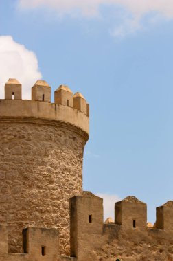 Mavi gökyüzü üzerindeki bir ortaçağ şatosunun dış duvarının görüntüsü ve uzay kopyası