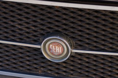 Kasım 2022. Valencia, İspanya. 1970 'lerden kalma SEAT modeli 1500 markalı eski bir arabanın önü.