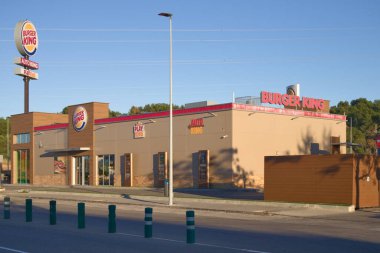 Valencia yakınlarındaki bir alışveriş bölgesinde bulunan Burger King fast food restoranının panoramik görüntüsü (İspanya))