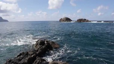 Videoda okyanusun Tenerife gibi volkanik bir adanın kıyı şeridi boyunca kayalara hafifçe çarptığı görülüyor.