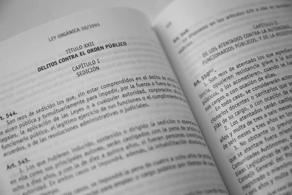 İspanya Ceza Kanunu 'nun 2022 yılına kadar İspanya' da işlenen isyana karşı işlenen suçlarla ilgili sayfasının düzlüğü.