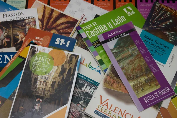 İspanya 'da Valencia, Albacete, Castilla y Leon gibi turistik yerlerin tanıtım broşürlerinin dairesi..
