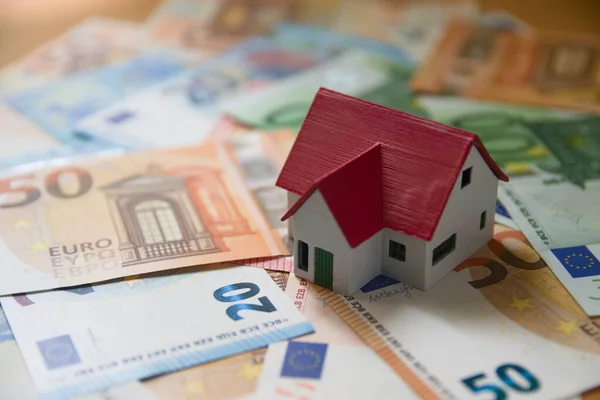 Wizerunek Miniaturowego Domu Rodzinnego Umieszczonego Banknotach Euro Przedstawiającego Koszty Zakupu Zdjęcie Stockowe