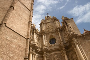 Valencia 'daki Santa Maria Katedrali' nin (İspanya) Puerta de los Hierros cephesinin ikinci ve üçüncü cesetlerinin görüntüsü.)