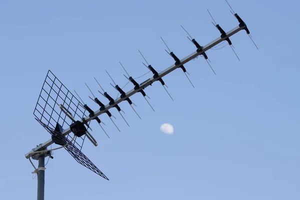 Dijital Bir Karasal Televizyon Antenine Yakın Plan Arkasında Mavi Gökyüzü — Stok fotoğraf