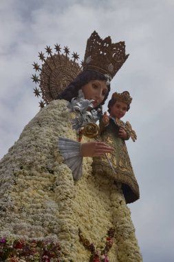 Valensiya 'daki Fiestas de San Jose, Las Fallas' ta (İspanya) yapılan tören sırasında Basilica 'nın yanında çiçek peleriniyle Virgen de los Desamparados' un görüntüsü)