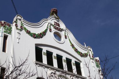 2023. Valencia, İspanya. 1908 yılında Valencia 'nın merkezinde (İspanya) inşa edilen modernist tarzda bir binanın üst kısmının ayrıntıları)