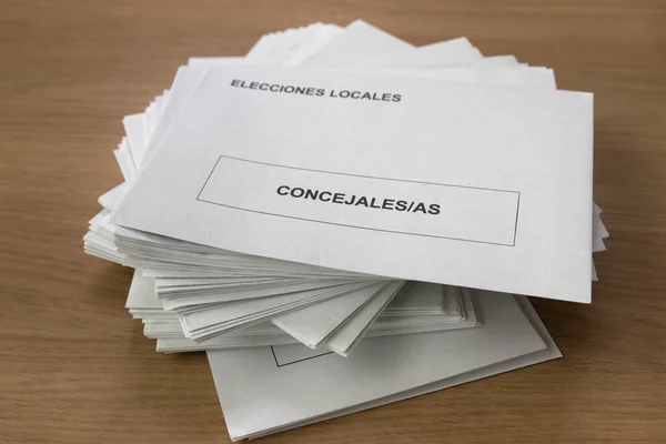 市の選挙で議員を選出するために市民の投票で投票所や選挙封筒の多く — ストック写真