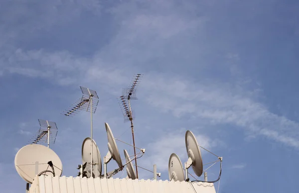 Büyük Bir Şehrin Çatısındaki Uydu Antenleri Dijital Karasal Televizyon Antenleri — Stok fotoğraf