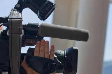 Haber değeri taşıyan bir olay sırasında televizyon raporu kaydeden bir kamera operatörünün görüntüsü