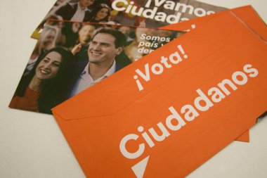 Seçim propagandası ve İspanyol siyasi oluşumu Ciudadanos 'un oyları içeren zarflar, resimlerde Ines Arrimadas ve Albert Rivera, seçim adayları olarak görülüyor.