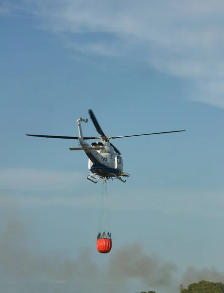 Egy Helikopter Repül Ami Együttműködik Egy Közeli Tűz Kioltásában Ami — Stock Fotó