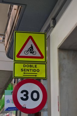 Elche (Alicante, İspanya) şehrinde bir bisiklet yolunun varlığına dair uyarıda bulunan bir tabelanın resmi)