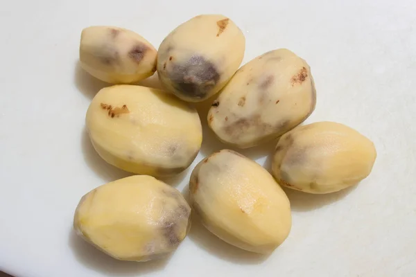 块茎上都是黑斑的土豆 由于处理不当或保存不善 它们已经被宠坏了 — 图库照片