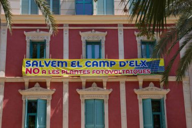Nisan 2023. Elche, Alicante (İspanya). Elche (Alicante) alanlarına güneş panelleri kurulmasını protesto eden poster)