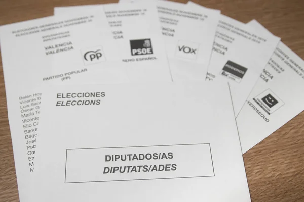 Primer Plano Algunas Papeletas Diferentes Partidos Bajo Sobre Para Elección — Foto de Stock