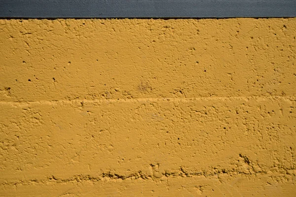Zbliżenie Żółtej Ściany Cementowej Pęknięciami Szczelinami Uziemienia Tematów Miejskich Lub — Zdjęcie stockowe