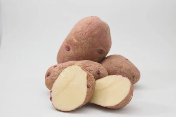 Close Van Een Aantal Oude Aardappelen Gesneden Helft Geïsoleerd Witte — Stockfoto