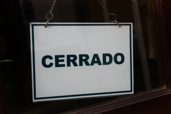 Zamknij Znak Słowem Blisko Hiszpańsku Cerrado Drzwiach Firmy Obraz Stockowy