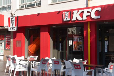 Valencia, İspanya 'daki dükkanlarından birinde kızarmış tavuk KFC üzerine uzmanlaşmış Amerikan fast food restoran zincirinin logosu.