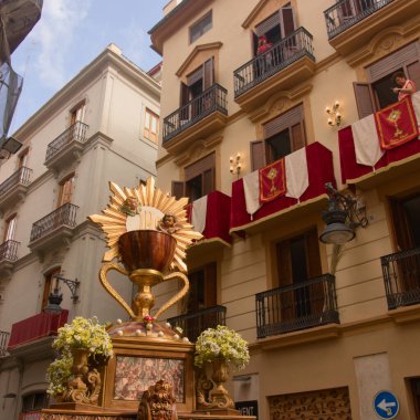 Haziran, 2023. Valencia, İspanya. Valencia 'daki Avellanas Caddesi' ndeki Corpus Christi geçit töreni sırasında Kutsal Kadeh Kayası 'nın yakın çekimi..