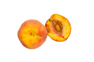 İkiye bölünmüş taze şeftali tohumu, yazın lezzetli meyve bolluğunu gözler önüne seriyor.