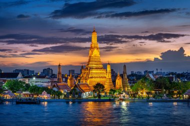 Gün batımında Wat Arun Ratchawararam (Şafak Tapınağı) Tayland 'ın Bangkok şehrinde ünlü turizm beldesi.