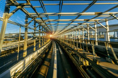 Tünelde otomatik tren, Japonya 'da Tokyo..