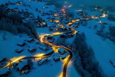 Grindelwald 'ın kışın gece hava manzarası, İsviçre.