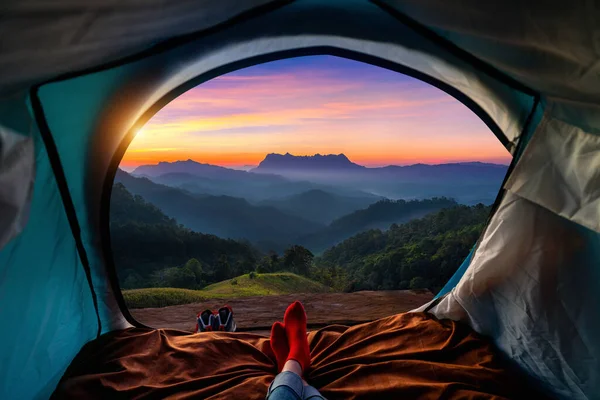 Kamp Çadırında Dağın Tepesinde Uyku Tulumlarıyla Bir Kadın Bacak Bacak — Stok fotoğraf