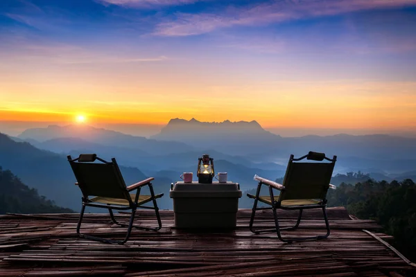 日の出に屋外のキャンプテーブルを設定します チェンマイのドイ ルアン チェンマイ ダオ山 — ストック写真