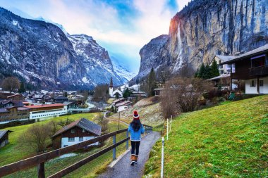 İsviçre 'nin Bernese Oberland kentindeki Lauterbrunnen köyünü ziyaret eden turist.