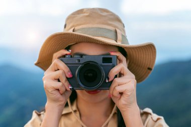 Dijital kamerayla resim çekme fotoğrafçı. Vintage sesi.