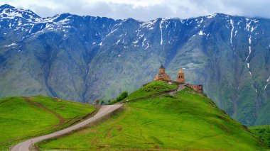 Gürcistan, Kazbegi 'deki Gergeti Trinity Kilisesi (Tsminda Sameba).