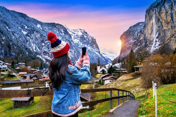 Turista Látogató Falu Lauterbrunnen Bernese Oberland Svájc — Stock Fotó